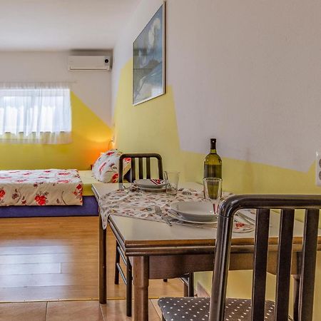 Nice Apartment In Pula With Kitchen מראה חיצוני תמונה
