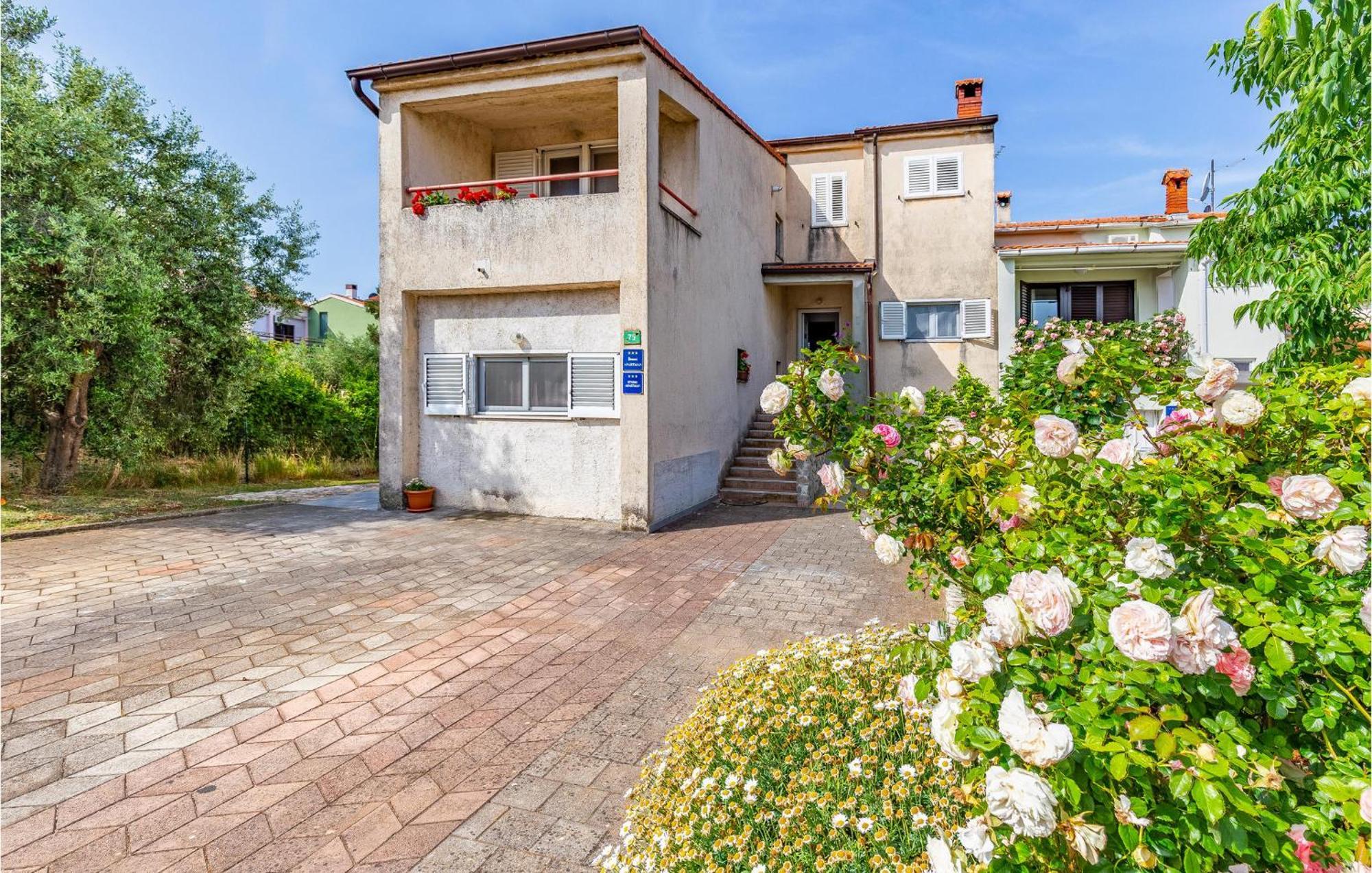 Nice Apartment In Pula With Kitchen מראה חיצוני תמונה