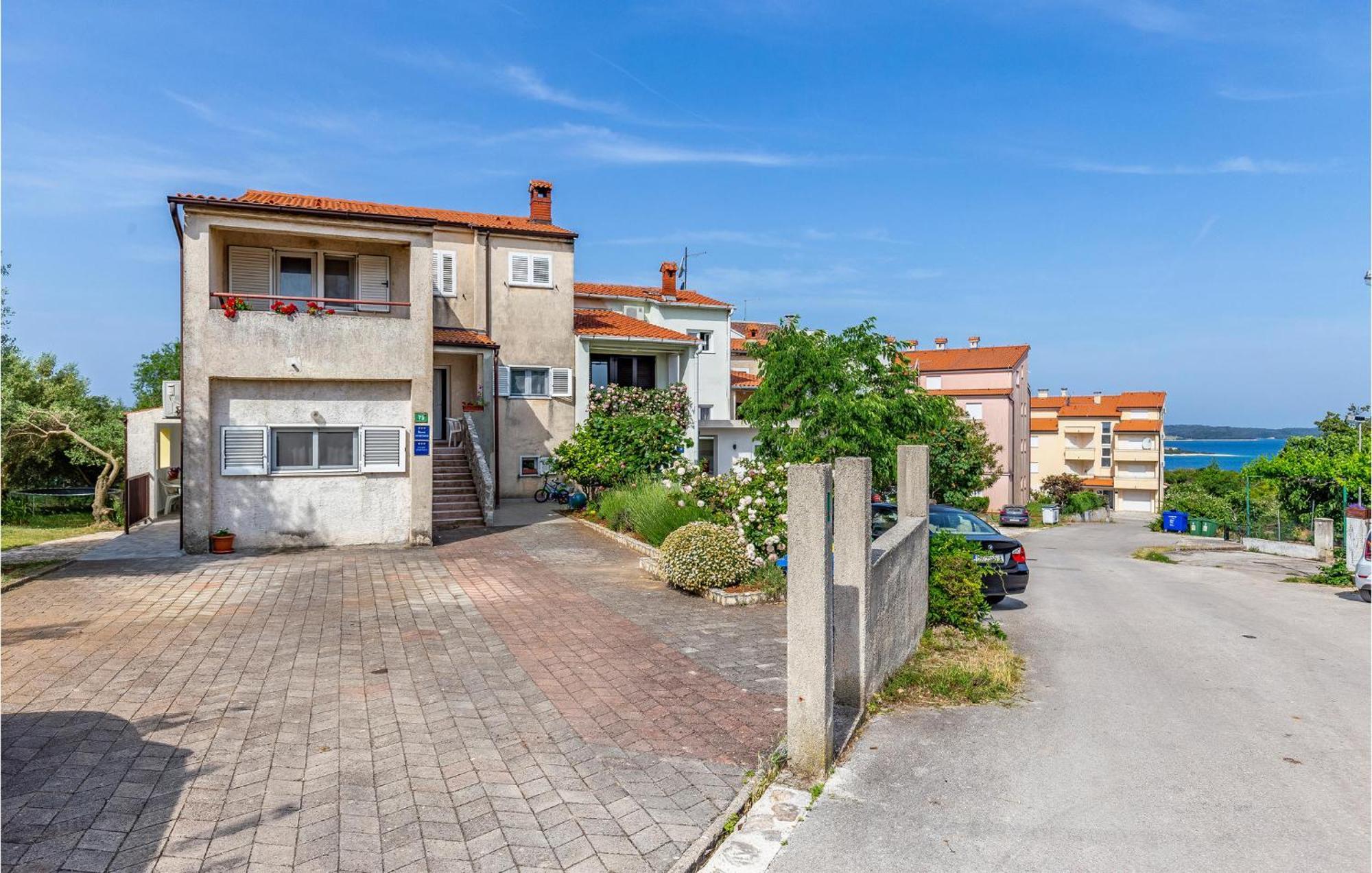 Nice Apartment In Pula With Kitchen מראה חיצוני תמונה