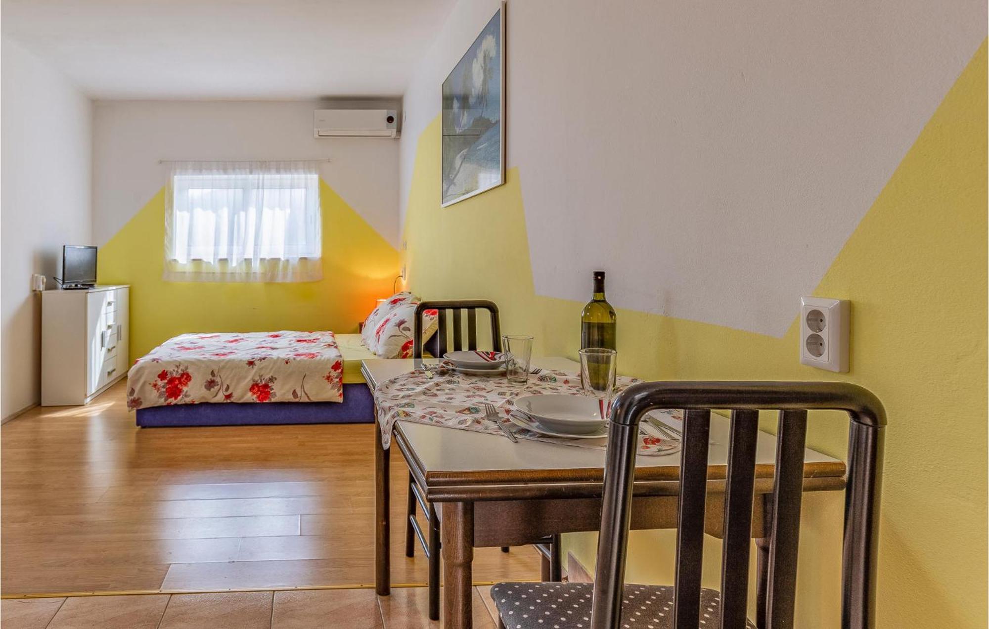 Nice Apartment In Pula With Kitchen מראה חיצוני תמונה